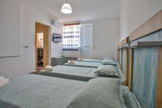 Отели типа «постель и завтрак» 85A Кутаиси Трехместный номер с собственной ванной комнатой-2