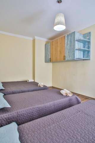 Отели типа «постель и завтрак» 85A Кутаиси Cемейный номер с собственной ванной комнатой-5