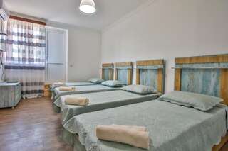 Отели типа «постель и завтрак» 85A Кутаиси Трехместный номер с собственной ванной комнатой-1