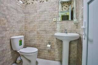 Отели типа «постель и завтрак» 85A Кутаиси Двухместный номер с 1 кроватью или 2 отдельными кроватями и собственной ванной комнатой-5