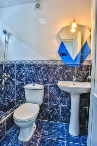 Отели типа «постель и завтрак» 85A Кутаиси Трехместный номер с собственной ванной комнатой-7