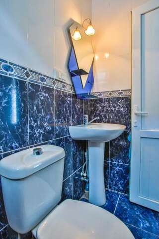 Отели типа «постель и завтрак» 85A Кутаиси Трехместный номер с собственной ванной комнатой-8